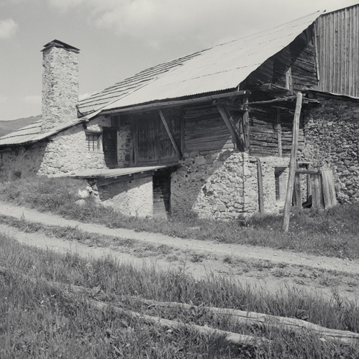 Sas, précédant l'entrée du rez-de-chaussée, aménagé sous la montée de la grange. Vue prise du sud-ouest.