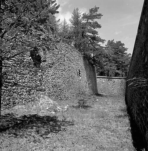 Enceinte. Front est : fossé. A droite, la contrescarpe.