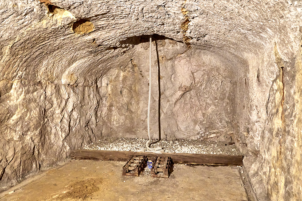 Local du monte-charge au bout de la 2e branche de galerie du souterrain caverne
