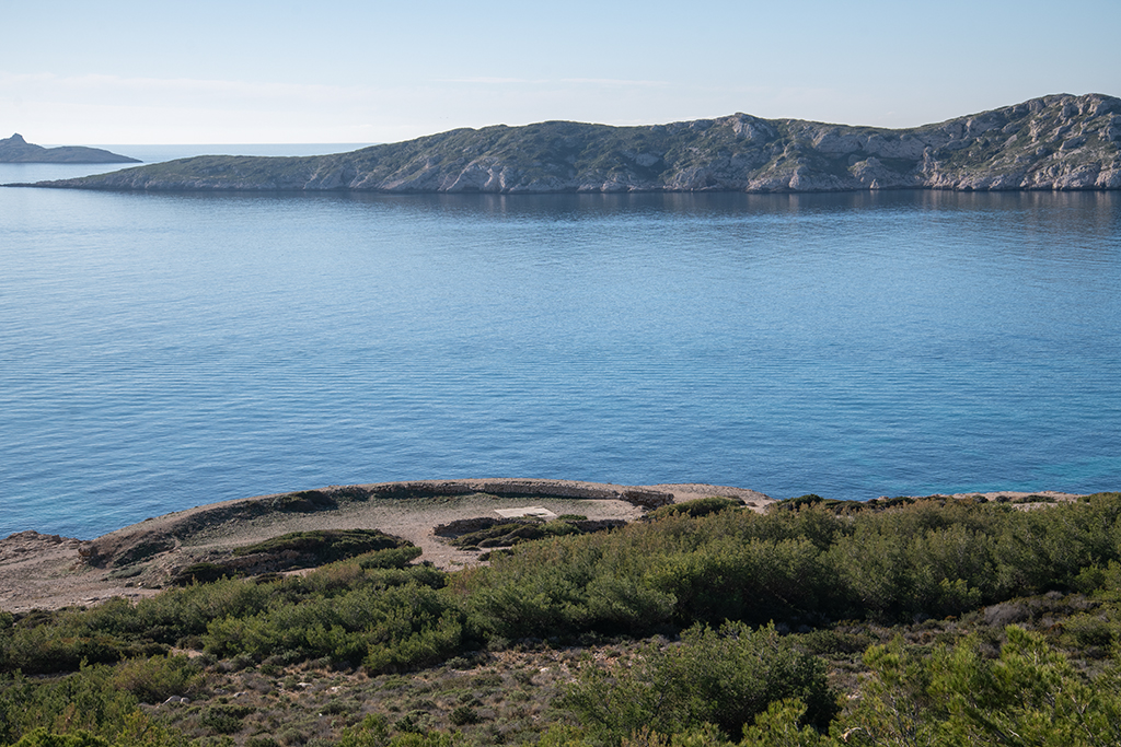 Vue plongeante de l'épaulement, plate-forme et vestige du front de gorge de la batterie de Mounine