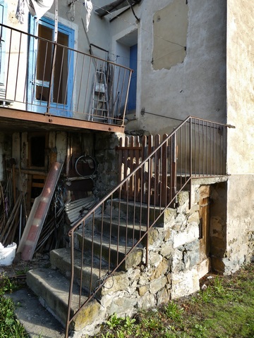 Bâtiment du logis. Pignon sud, premier niveau. Escalier de distribution extérieur.