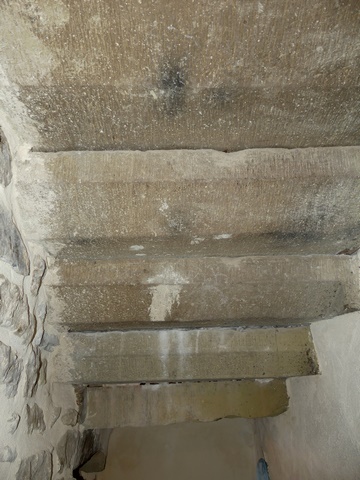 Rez-de-chaussée surélevé, escalier. Dessous des marches.