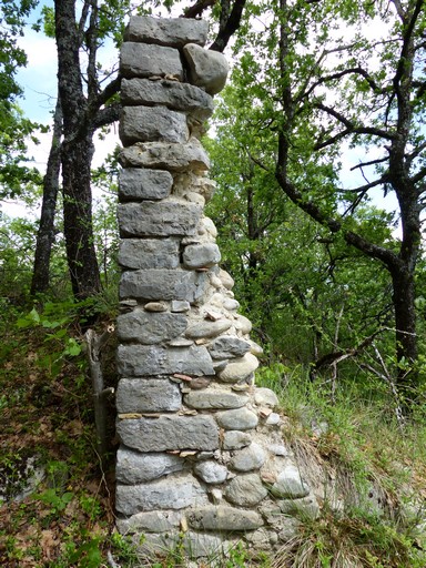 Chaîne d'angle en gros moellons équarris, sur une maison. Village de Châteauneuf.