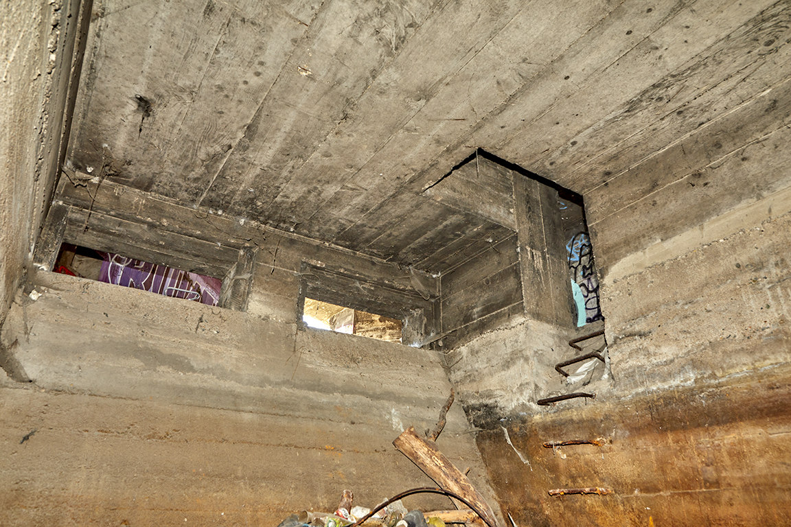 intérieur de la soute de la 4eme casemate, soupiraux vers la salle et accès