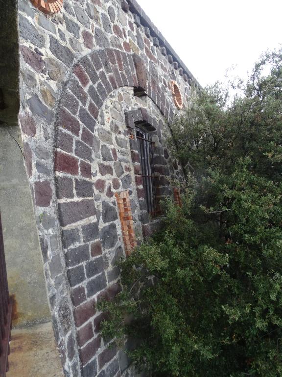 Revêtement de la courtine de l'avancée, détail de la façade sous arcade d'une casemate