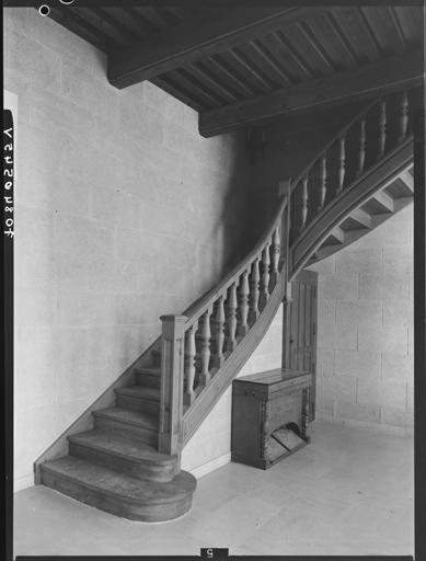 Départ de l'escalier et vue d'ensemble.