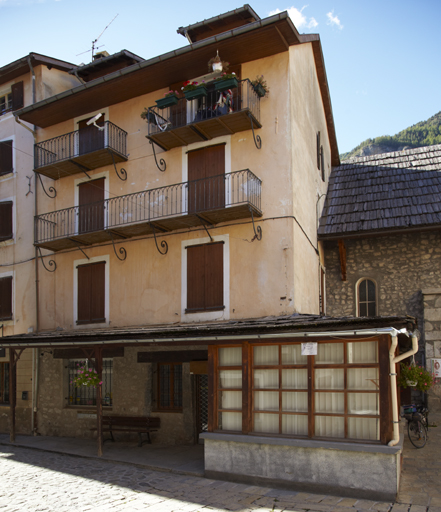 maisons, puis hôtel de voyageurs dit Hôtel des Alpes, actuellement immeuble