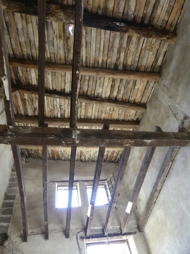 Structure interne de l'étage d'une maison, située au hameau des Chabanons (Ribiers, parcelle 1984 I1 34).