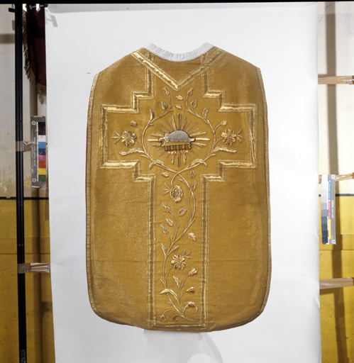 ensemble de vêtements liturgiques : chasuble, étole, manipule, bourse de corporal, voile de calice (ornement doré)