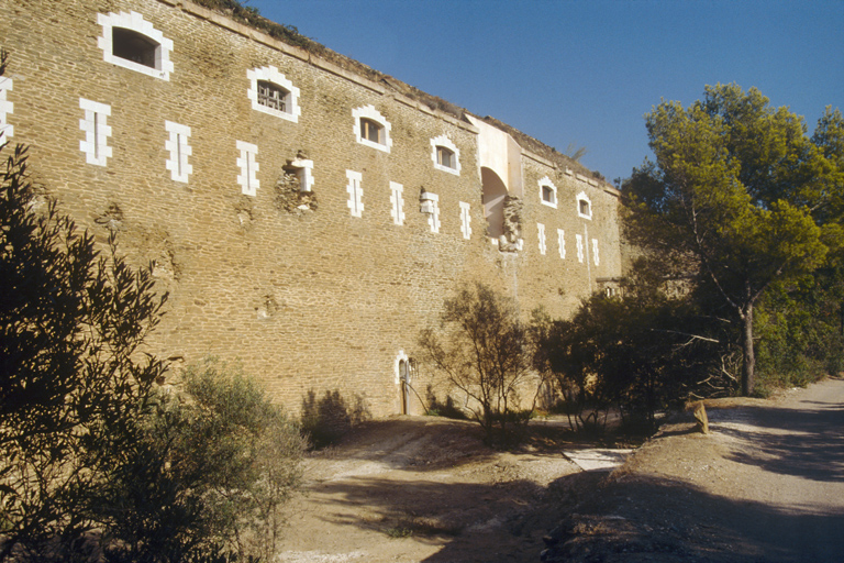 Front sud vu du sud-ouest. Créneaux de fusillade et fenêtres hautes des casemates-logements.