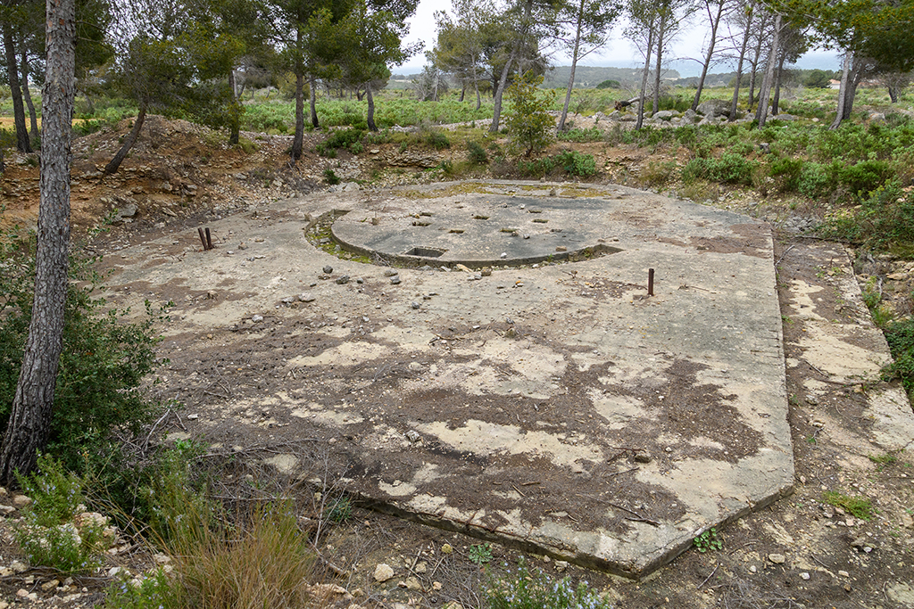 Site des Plaines ou de La Bastide. Batterie inachevée : une des trois plates-formes destinées à porter une casemate non réalisée.