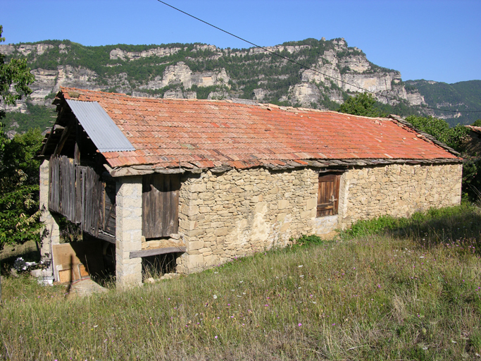 Le Villard. Hangar-porche à étage clos de planches.