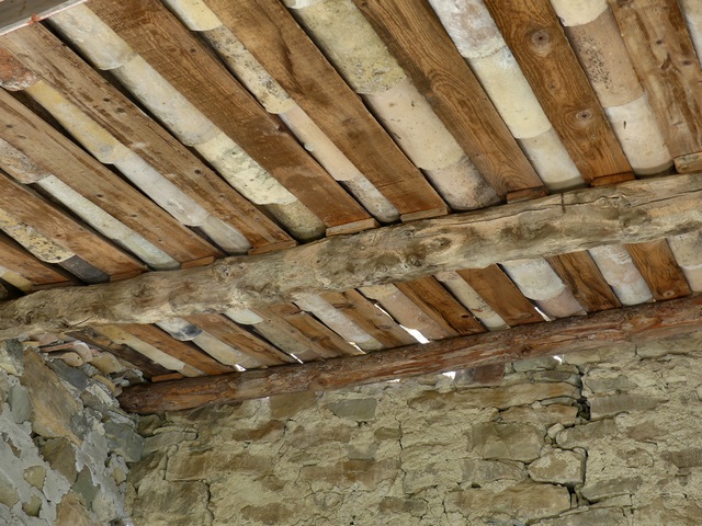 Bâtiment principal. Charpente à pannes et tuiles creuses sur chevron taillés en quartons.