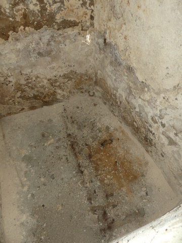 Etage de soubassement, cellier. Angle nord-ouest, cuve vinaire maçonnée. Vue de volume.