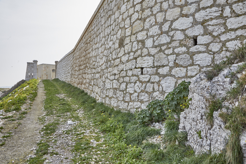 Front nord, revêtement 1881 de la partie nord-est, bordé par le chemin d'accès et porte du fort