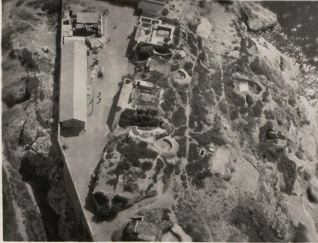 [Vue aérienne partielle de la batterie haute du Pharo], 1946
