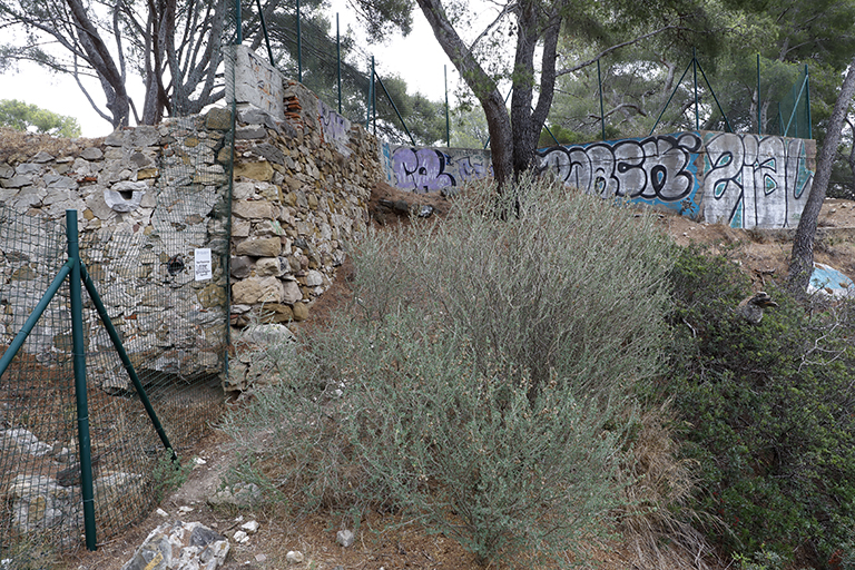 Vestige du mur de profil de l'ancien épaulement de batterie et cuve allemande Fl 316, au sud-est.