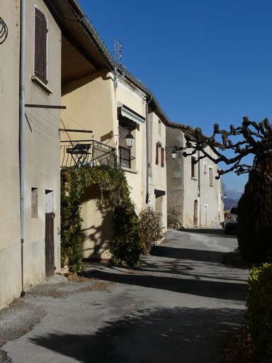 Îlots de maisons mitoyennes, au village d'Antonaves.