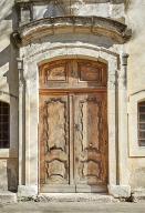 Ensemble de la porte d'entrée : deux vantaux et un tympan de menuiserie