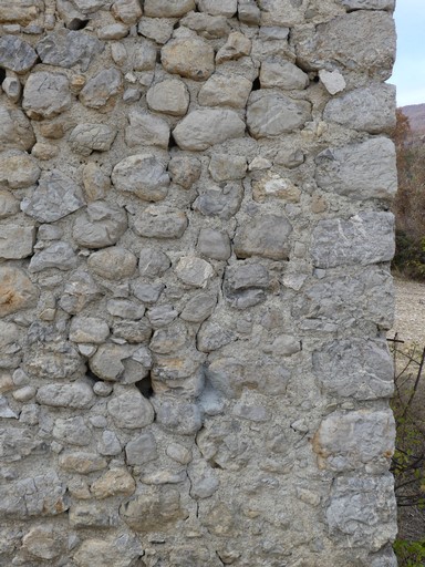 Maçonnerie et chaîne d'angle en moellons équarris. Bâtiment au quartier du Rata (Ribiers).