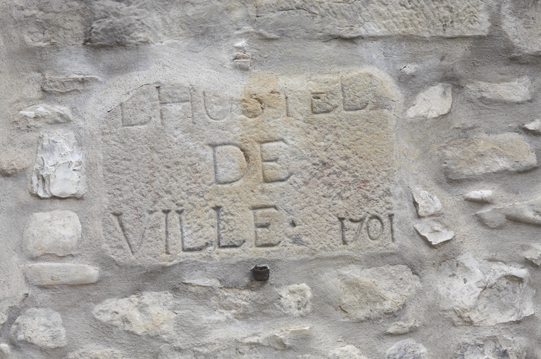 La façade de l'ancien hôtel de ville : détail avec date portée.