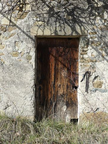 Elévation sud, premier niveau. Porte de la resserre-remise.