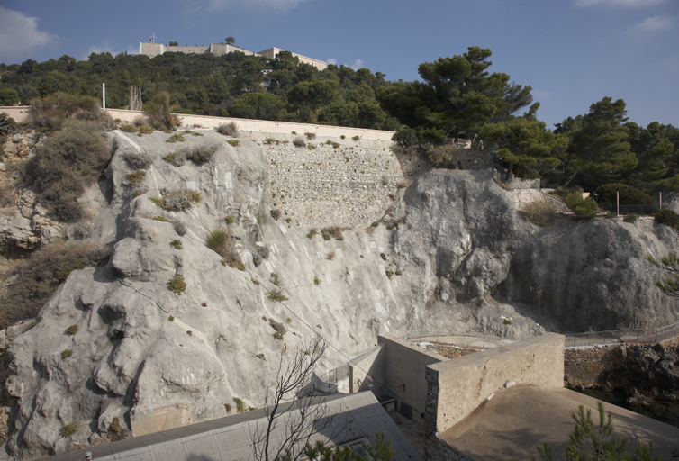 Infrastructures de l'épaulement de batterie de droite, vues du rocher en tête du cap.