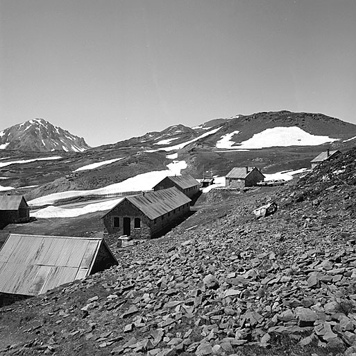 Baraquements du col du Granon vus du sud-est. De gauche à droite baraques e (et derrière : b), 2, 1, c et a.