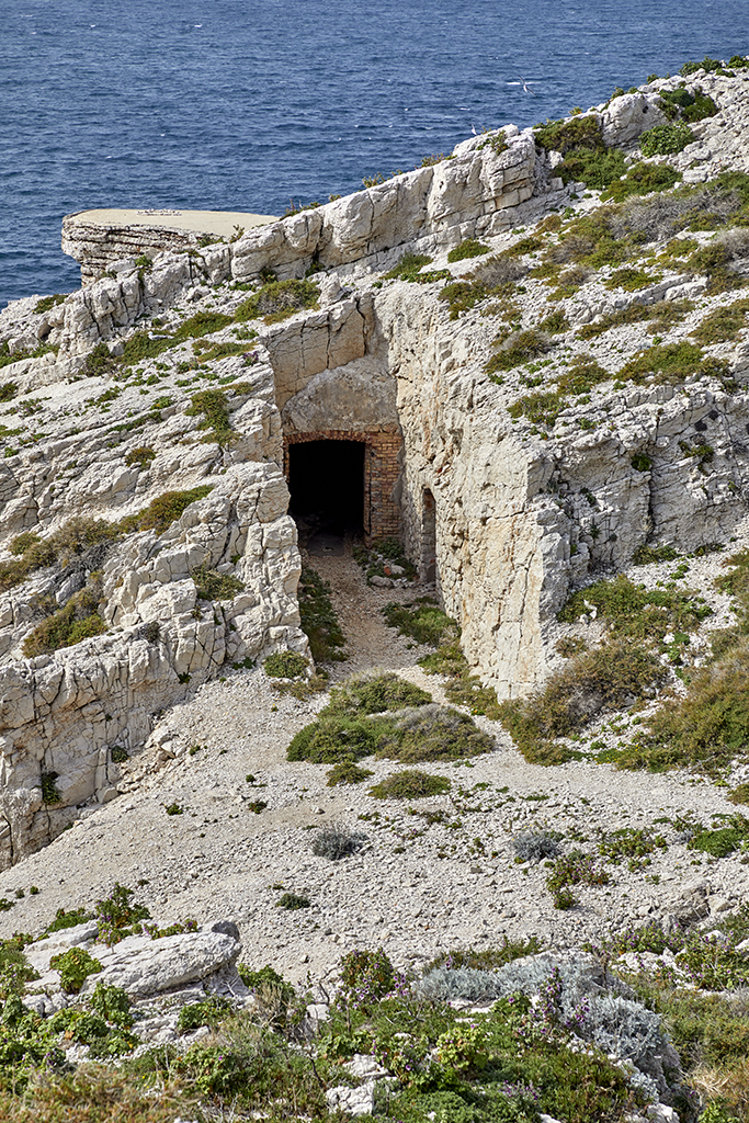 Poste photo-électrique, tranchée d'accès à la galerie en caverne de l'abri de combat 