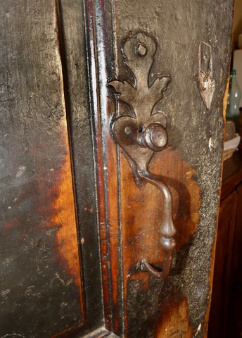 Rez-de-chaussée surélevé, cuisine. Détail de la poignée d'une porte de communication intérieure.