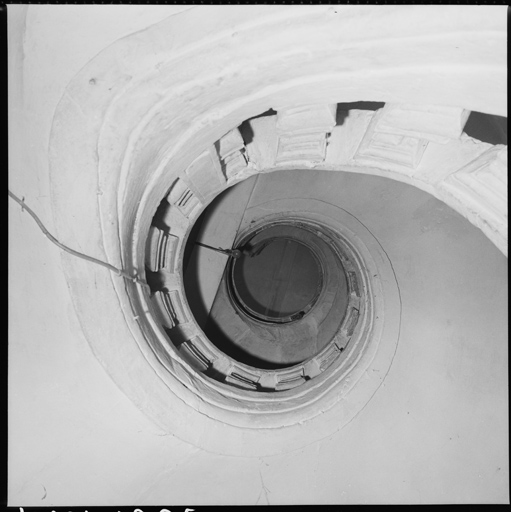 Escalier, jour intérieur.