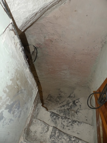 Etage de soubassement, pièce sud. Angle sud-est, escalier. Vue de dessus.