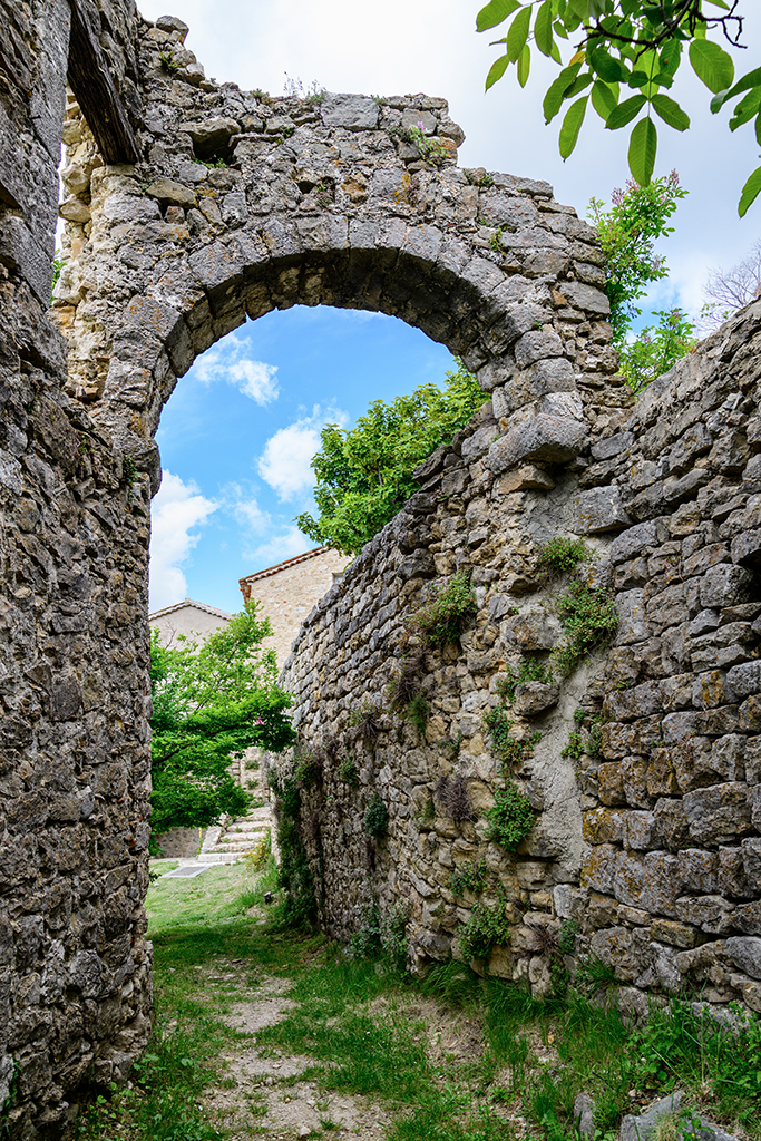 Passage couvert dans la partie orientale du village entre deux édifices ruinés (parcelles C 849 et C 997), vu depuis l'est.