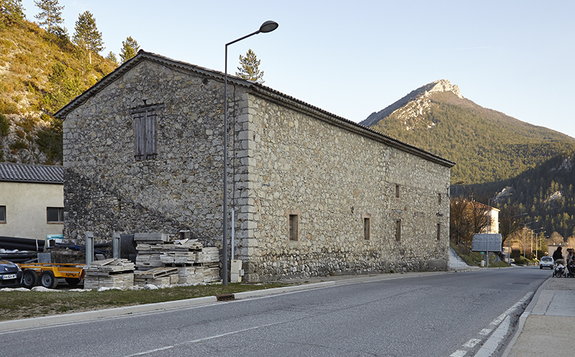 Castellane. Escoulaou-Est. Bergerie du Jas à l'entrée de Castellane.