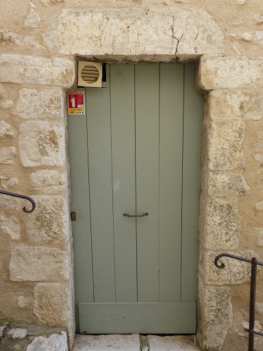 Bâtiment 1. Elévation nord, premier niveau. Porte du logis. 