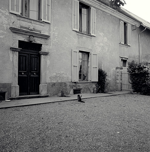 La façade du corps de logis. Vue partielle prise du sud.