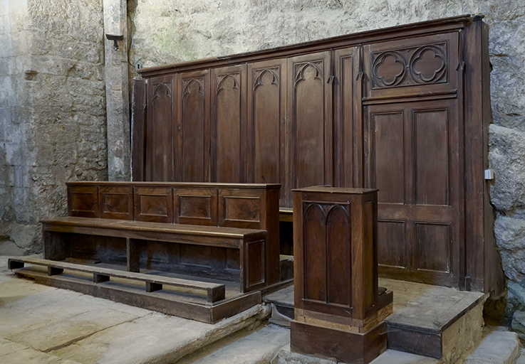 Lambris de revêtement, bancs de chœur (4) et agenouilloirs, pupitre d'officiant.