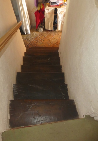 Escalier menant à l'étage.