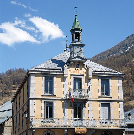 Pignon ouest. La partie supérieure.