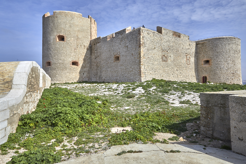 Donjon, vue extérieure sud-ouest, grosse tour, angle sans tour et tour sud-est