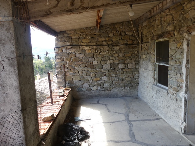 Rez-de-chaussée surélevé, loggia. Vue de volume prise du nord.