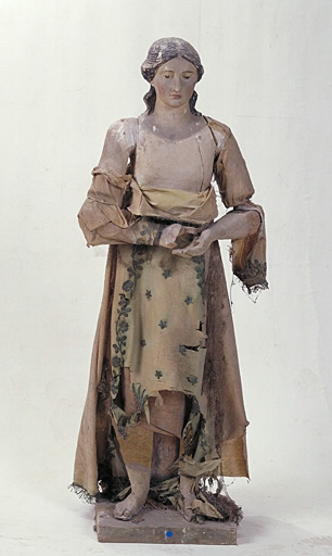 statue (figure vêtue) : Jeune femme