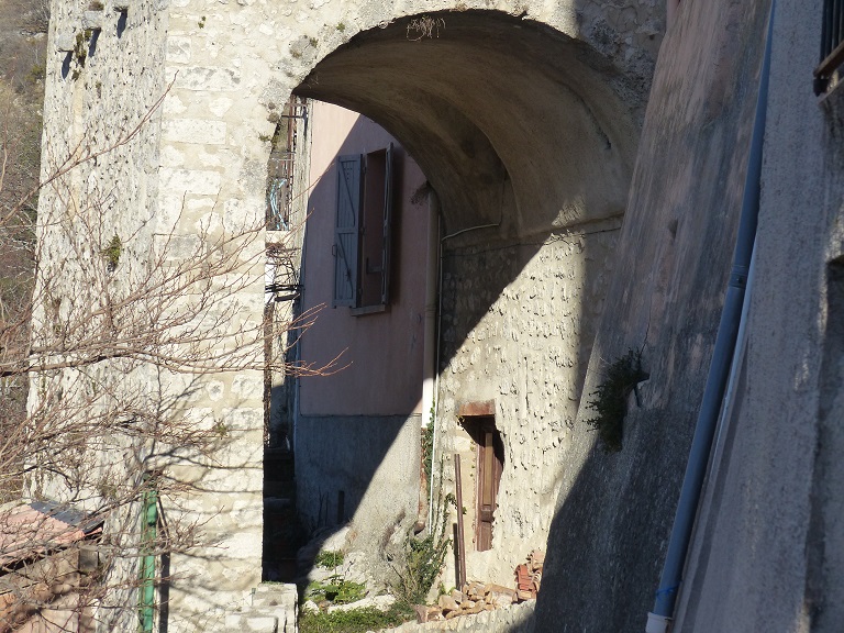 Elévation sud, passage couvert. Vue prise du sud-est.