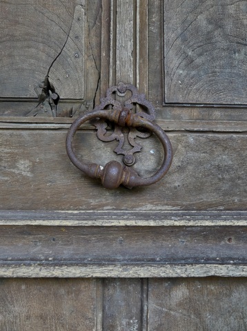Elévation ouest, deuxième niveau. Porte du logis, détail de la menuiserie : heurtoir.