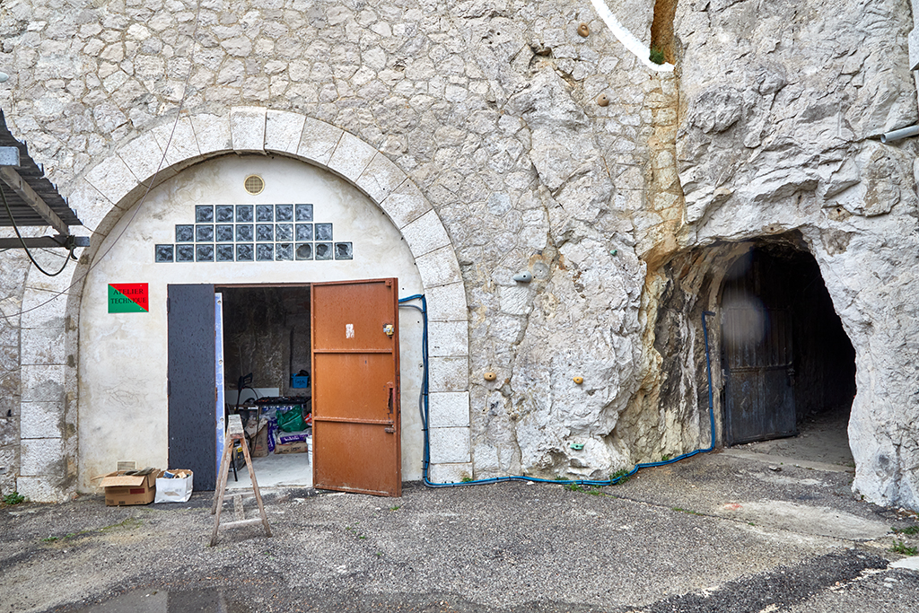 Mont-Rose, entrées sur cour de l'atelier de chargement et du souterrain caverne