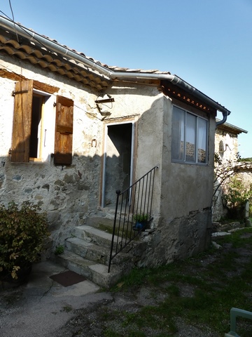 Bâtiment du logis. Elévation sud, escalier de distribution extérieur et palier filant couvert par une véranda.