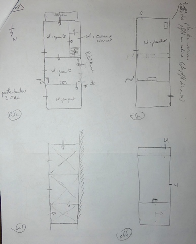 Plans schématiques du bâtiment. En haut : rez-de-chaussée surélevé et étage. En bas : étage de soubassement et étage de comble. 