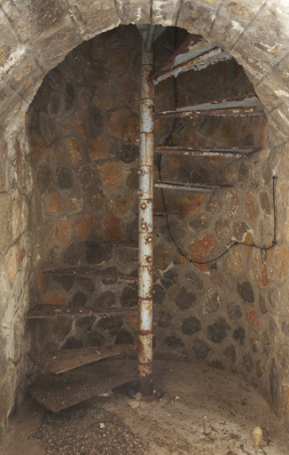 Tunnel  du souterrain-caverne  du poste optique 1905, détail de l'escalier.