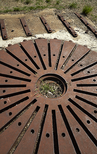 Détail d'une plate-forme universelle en fer qui portait une pièce de 164mm de la batterie-école.