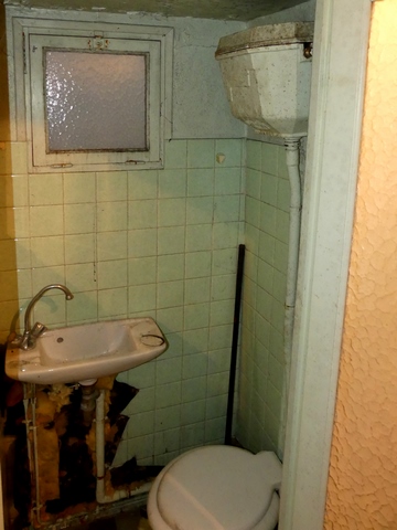 Partie ouest. Etage, toilettes installée en excroissance au niveau du palier de l'escalier.